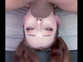 漂亮的欧洲倒立马尾辫车把颜射，深喉咙射精