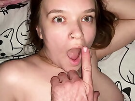 继父趁继女母亲在隔壁房间时快速操了她的嘴