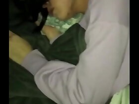 继父晚上去拜访他的继女并进行性交