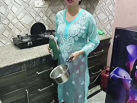 印度大胸继母教继子如何在厨房里做爱（印地语音频）