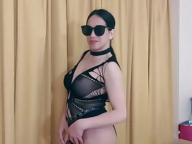 美丽的人妖性感脱衣舞和自慰