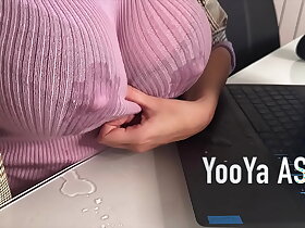 性感继母在办公室诱惑继子，露出乳头并用大鸡巴手淫