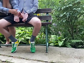 婆婆喜欢秀出她天然的乳房，并给女婿撸管