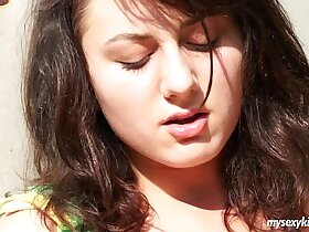 无耻少女露西户外自慰