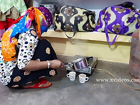 年轻夫妇喜欢在厨房里做爱