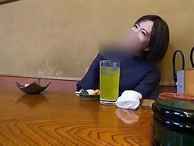 完全真实，绝无造假【真人拍摄】【隐藏摄像头】一位28岁的美人，短发，气质出众。一位年轻的美容师妻子与丈夫有一段无性恋情。一场秘密约会。她白天的面容，完整记录。