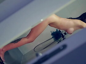 看到我的继妹在淋浴时用假阳具做爱