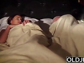 爷爷操他的年轻妻子，舔她的阴部，并在她漂亮的嘴里射精