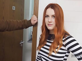 HUNT4K. 乌龟呆在公共厕所里，看着女友和猎人做爱