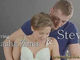 Dane Jones 英俊摄影师 creampies 欧洲娇小熟女