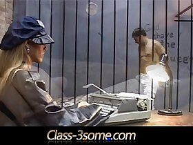 淫荡的金发女郎在监狱里与英俊的男人发生性关系