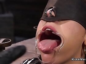 黑发奴隶被水管喷到脸上